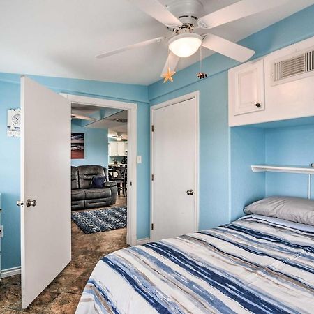 Surfside Beach Gem With Deck - 1 Block To Shore! Freeport Εξωτερικό φωτογραφία