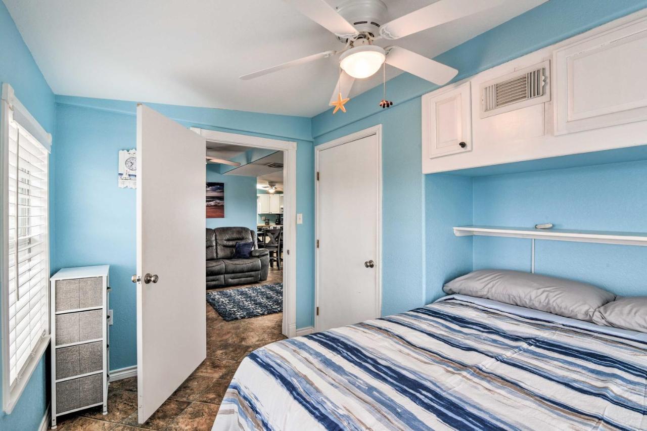 Surfside Beach Gem With Deck - 1 Block To Shore! Freeport Εξωτερικό φωτογραφία