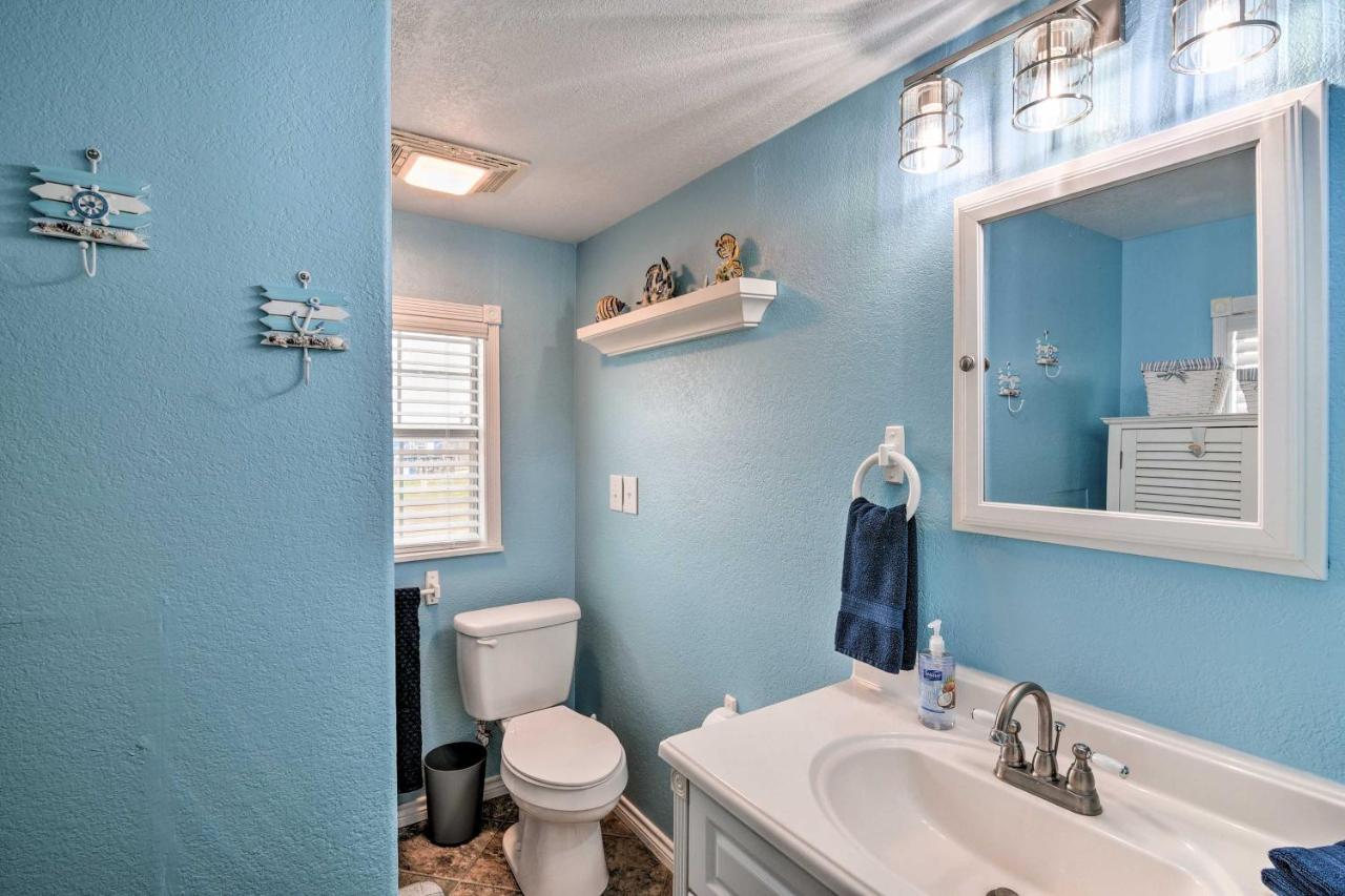 Surfside Beach Gem With Deck - 1 Block To Shore! Freeport Εξωτερικό φωτογραφία