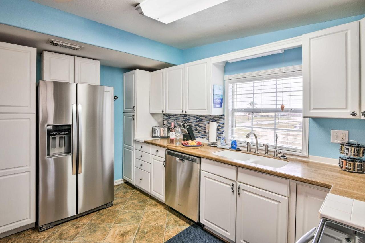 Surfside Beach Gem With Deck - 1 Block To Shore! Freeport Εξωτερικό φωτογραφία