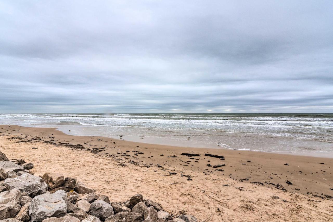 Surfside Beach Gem With Deck - 1 Block To Shore! Freeport Εξωτερικό φωτογραφία