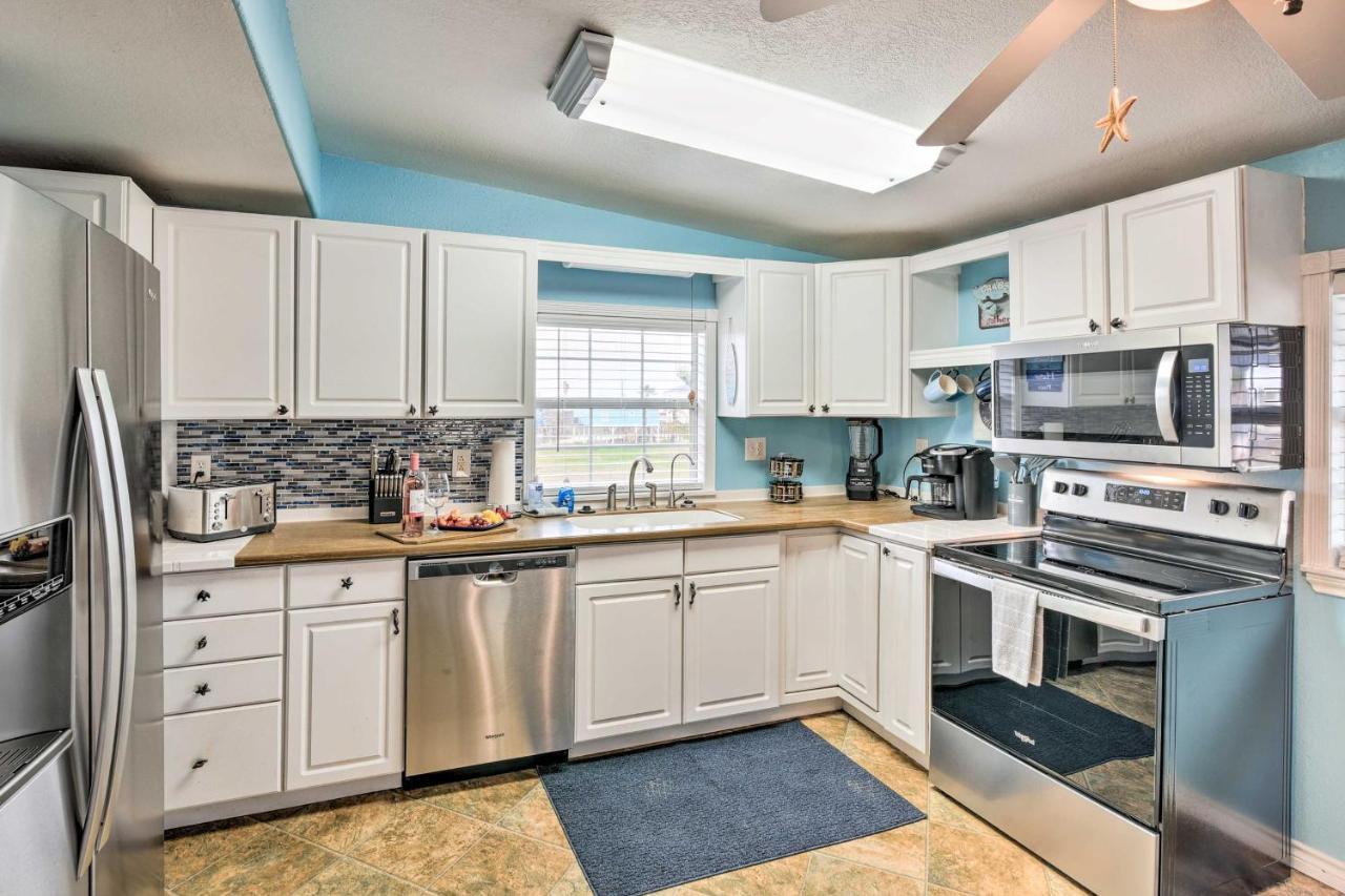 Surfside Beach Gem With Deck - 1 Block To Shore! Freeport Εξωτερικό φωτογραφία