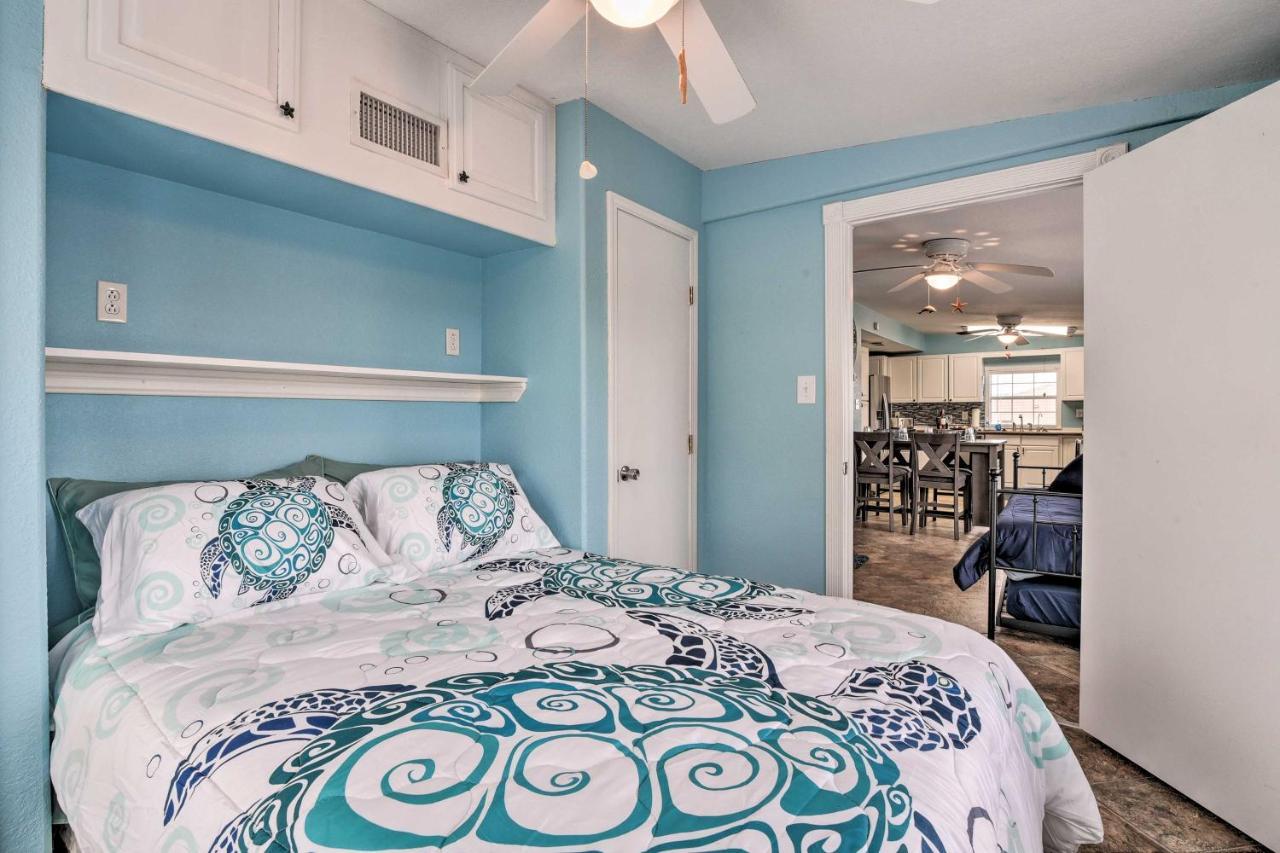 Surfside Beach Gem With Deck - 1 Block To Shore! Freeport Εξωτερικό φωτογραφία